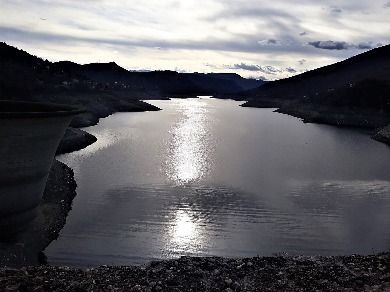 Tikvešsee in der trockenen Landschaft Zentralmazedoniens