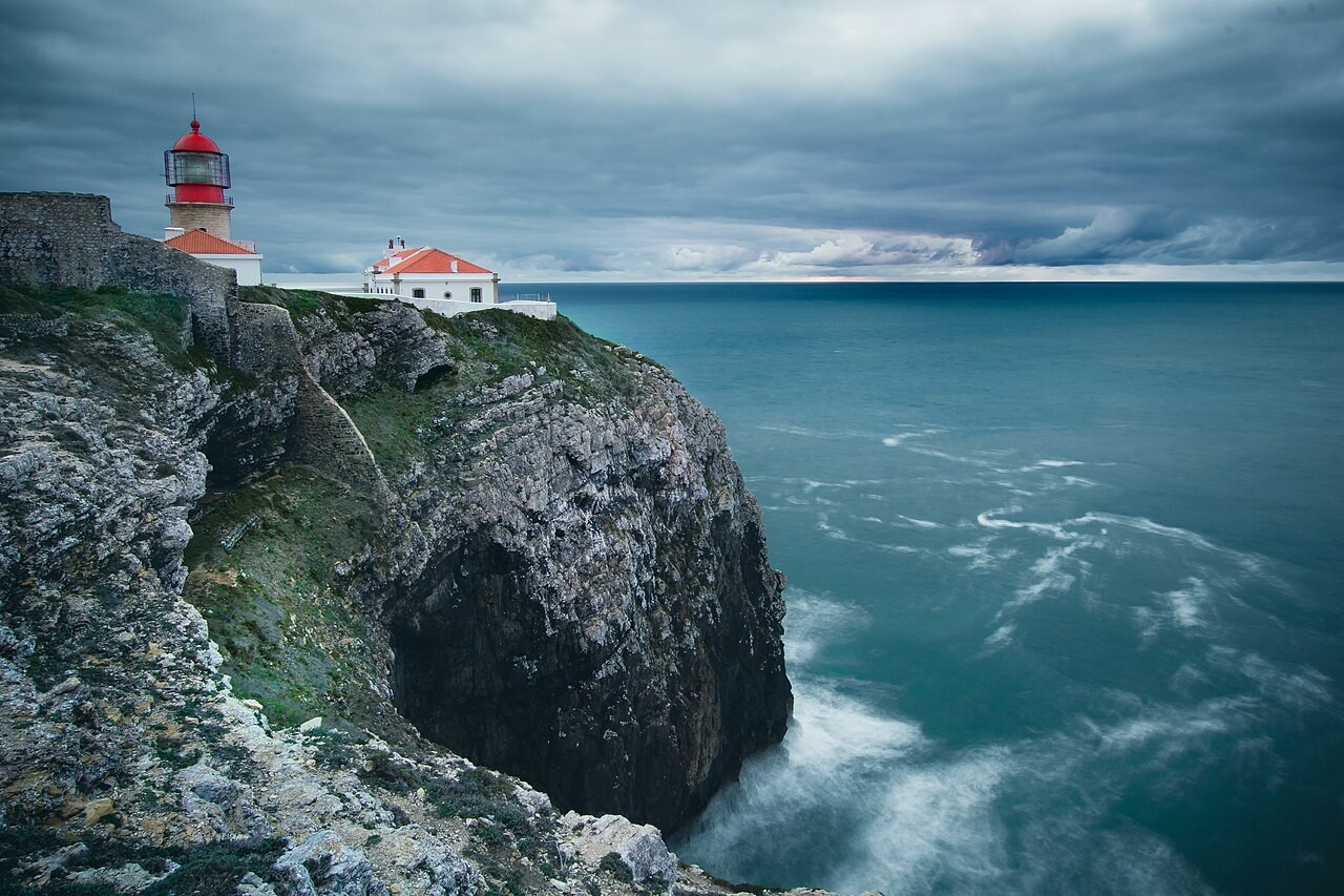 Rotsachtige kust en kliffen bij Cabo de São Vicente in Sagres