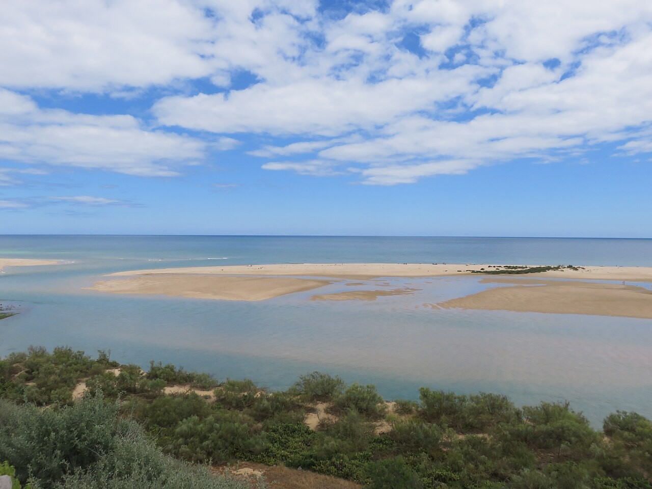 Ondiepe lagune en zandplaten in de Ria Formosa