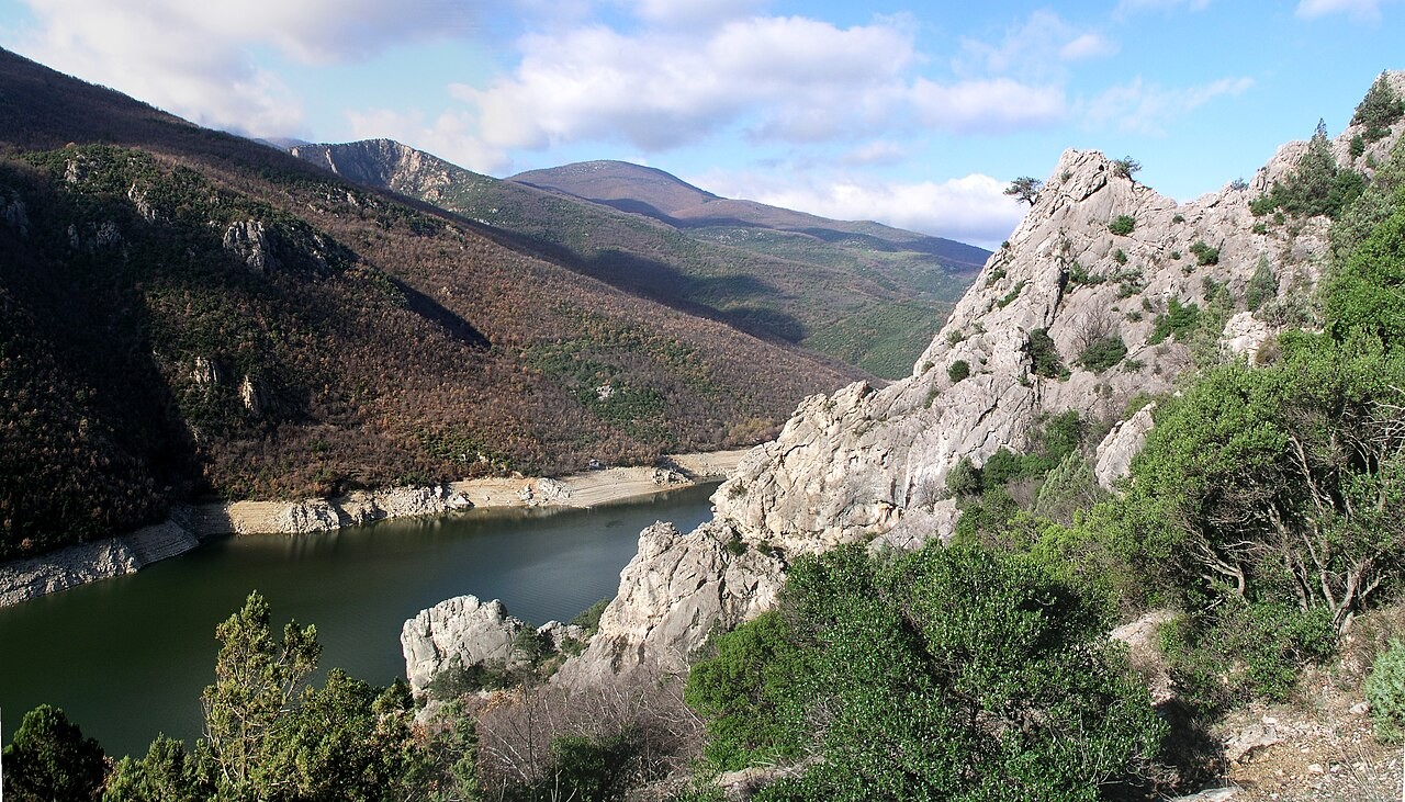 Tikvešsee und Felslandschaft in Zentralmazedonien