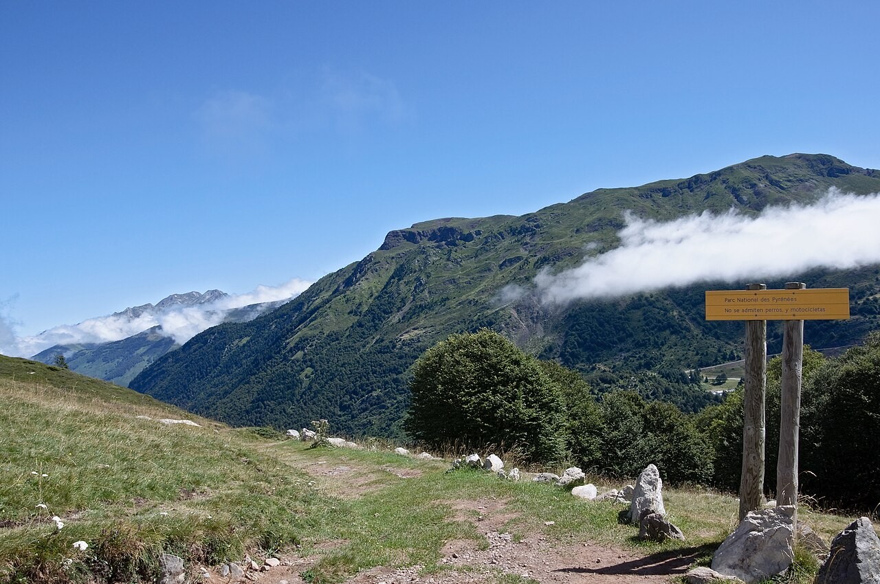 Vallée de montagne dans le Parc national des Pyrénées, près de la vallée d'Aspe