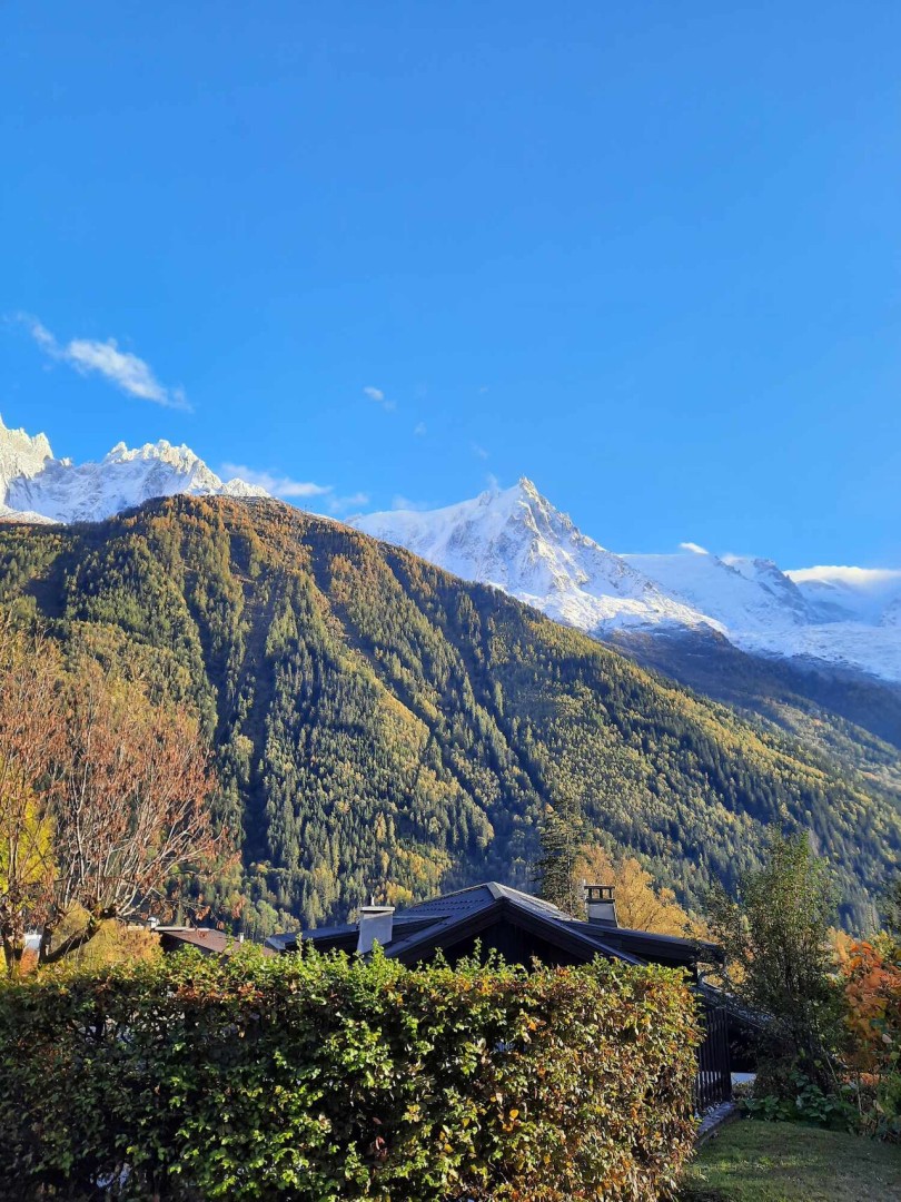 Alpes françaises avec hauts sommets et paysage de montagne