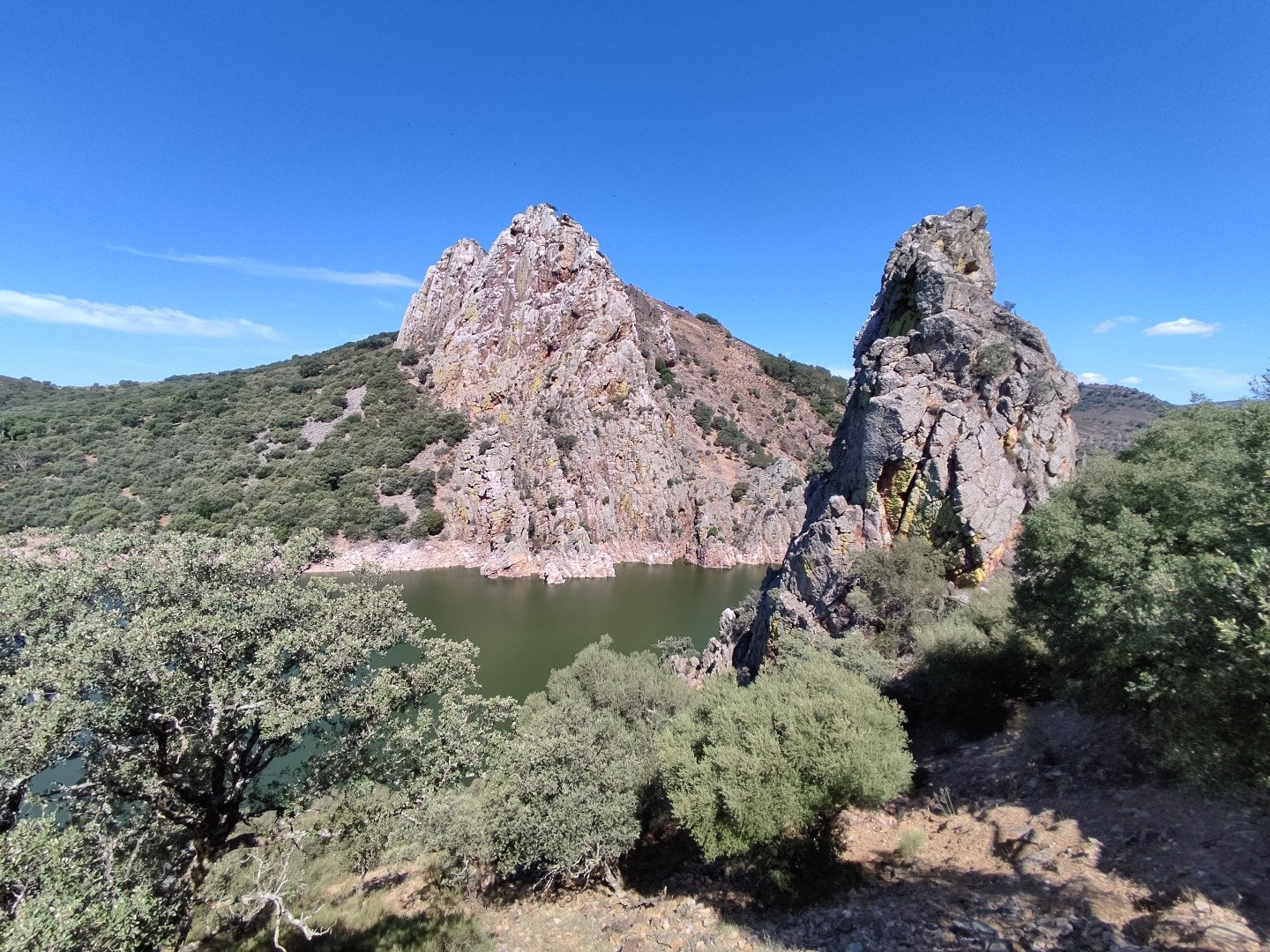 Falaises rocheuses et Tage au Salto del Gitano dans le parc de Monfragüe