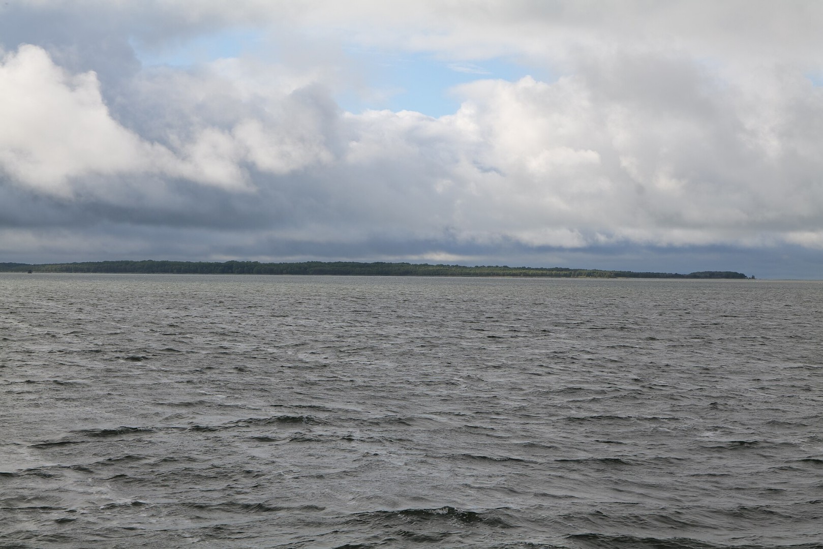 Eaux peu profondes des Bodden dans le parc national du paysage des Bodden de Poméranie occidentale