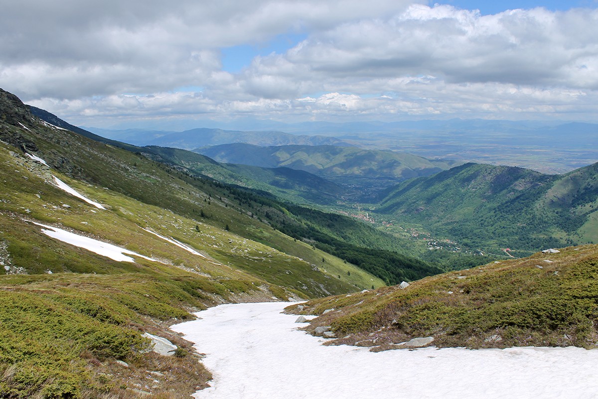 Berglandschaft im Nationalpark Pelister mit Schneefeldern