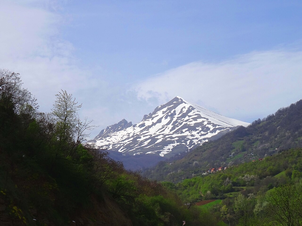 Šar Planina mit verschneiten Berggipfeln bei Tetovo
